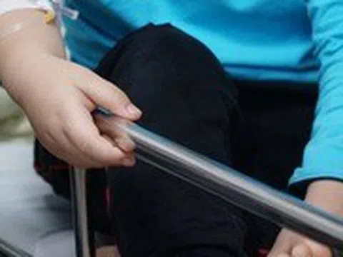 Uống phải dầu hỏa, trẻ 20 tháng tuổi suy hô hấp: Cách sơ cứu khi ngộ độc hóa chất