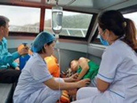 Xuồng cấp cứu tiếp cận, đỡ đẻ an toàn cho sản phụ ngay trên biển Vân Đồn