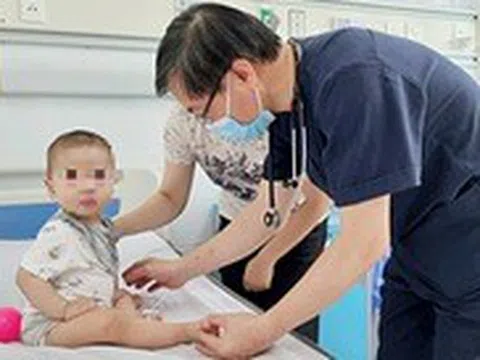 Cảnh báo bệnh tay chân miệng bước vào đỉnh dịch