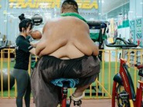 Chàng trai 27 tuổi giảm 60kg nhưng người nung núc da thừa chảy sệ