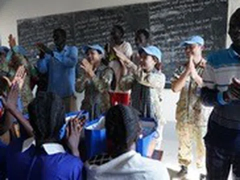 Bác sĩ mũ nồi xanh Việt Nam tặng quà học sinh Nam Sudan nhân ngày 30-4