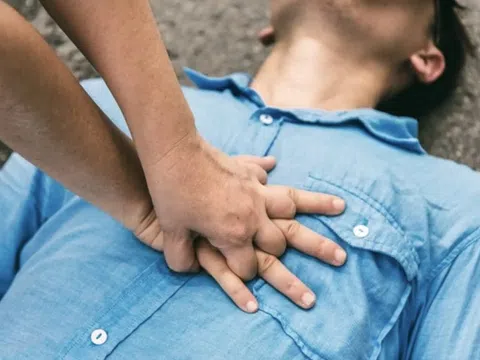 Người đàn ông đột ngột ngừng tim khi đang chơi cầu lông