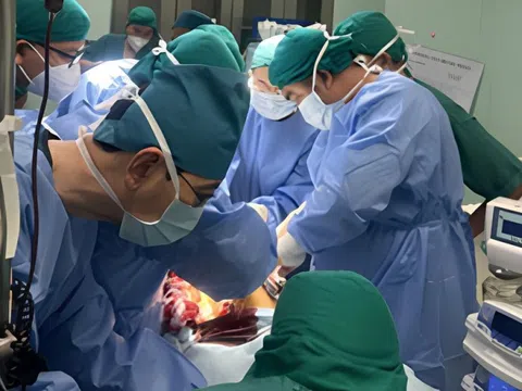 Người đàn ông bị hàng xóm đâm thủng phổi, rách gan