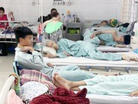 Vụ ngộ độc sau ăn bánh mì: Số người vào viện đã tăng lên trên 200