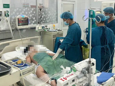 Bác sĩ TP.HCM chi viện Đồng Nai điều trị ca nghi ngộ độc bánh mì
