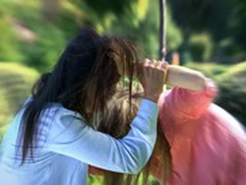 Đánh ghen ầm ĩ: Đâu là điểm dừng giữa cơn sóng giận dữ?