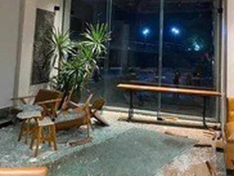 Mưa dông bật kính ở quán cà phê làm nữ bác sĩ bị thương nặng ở Hà Nội