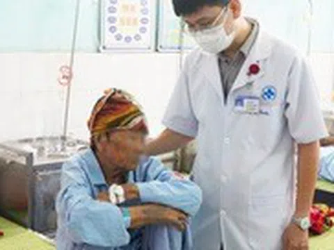 Phẫu thuật cắt khối u nang buồng trứng cho cụ bà 102 tuổi