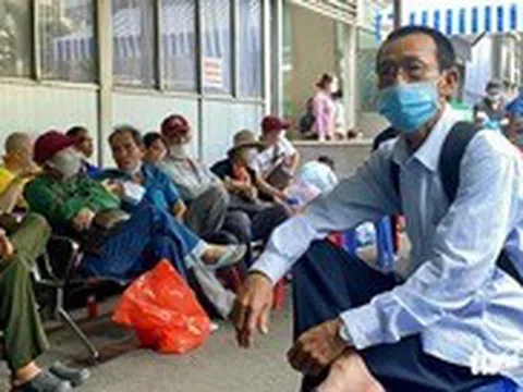 Người bệnh mạn tính mỏi mòn chờ đợi lãnh thuốc bảo hiểm y tế