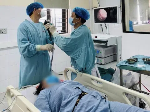 Kẹt xương trong phổi từ một lần ho sặc thức ăn 25 năm trước