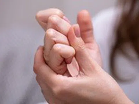 Bẻ khớp ngón tay 'sảng khoái' nhưng nguy hiểm thế nào?