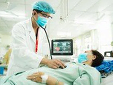 Suýt liệt vĩnh viễn vì đắp lá chữa đau lưng