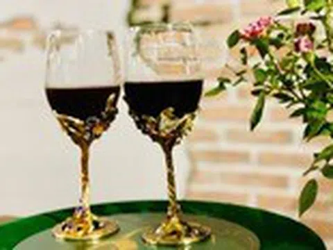 Có phải rượu vang vừa đủ giúp khỏe tim và ngủ ngon?