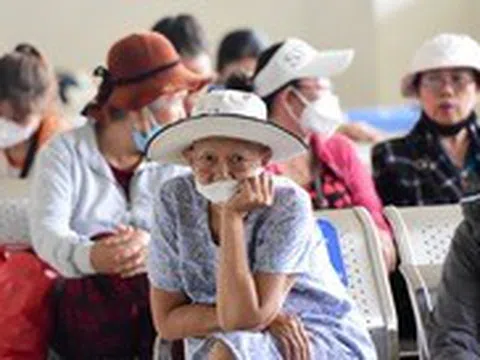 Bệnh viện quá tải, người bệnh ung thư ‘rồng rắn’ xếp hàng đợi thăm khám