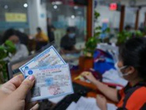 Khám bảo hiểm y tế: Bao giờ chấm dứt tình trạng mua thuốc ngoài?