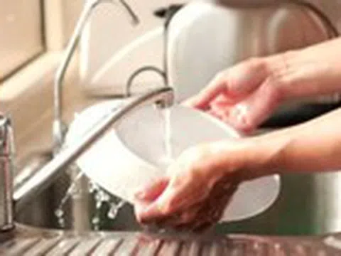 Rửa chén bát không đúng dễ khiến chất độc xâm nhập cơ thể