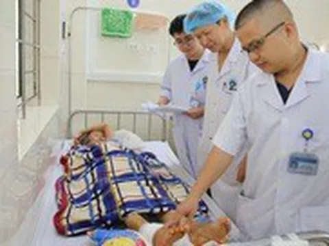 Hơn 5 giờ phẫu thuật nối bàn chân gần đứt lìa cho cụ bà bị tai nạn giao thông