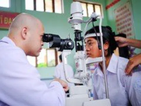 Tật khúc xạ học đường gia tăng ở học sinh Gia Lai, có cháu thị lực còn 5/10 nhưng không biết