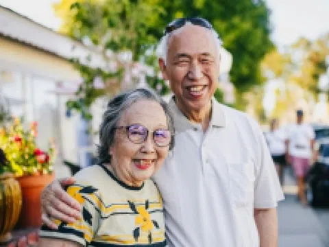 Người già ngày nào cũng uống vitamin có sao không?