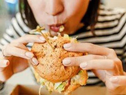 Ám ảnh với béo, gầy, nhiều cô gái mắc chứng 'ăn vô độ tâm thần'