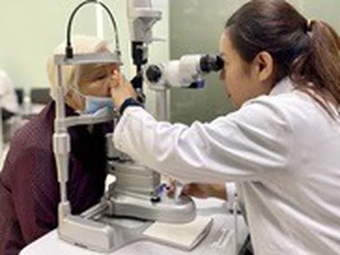 Sạn vôi: Mắt cộm cộm, ráng 'sống chung' hay phải lấy ra?