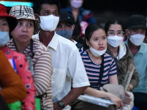 Đông kín người bệnh tại Bệnh viện Ung bướu TP.HCM từ 4h sáng