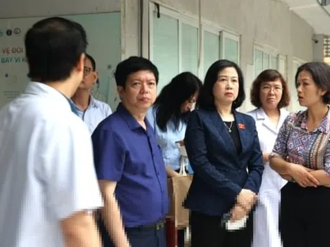 Phó chủ tịch Quốc hội và Bộ trưởng Y tế thăm các nạn nhân vụ cháy