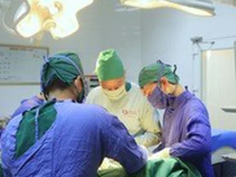 Tự sờ thấy khối u ở bụng, đi khám phát hiện mắc cùng lúc 2 bệnh ung thư