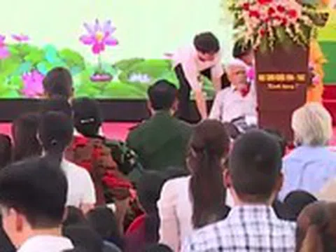 Học sinh tiếc thương thầy giáo cũ bị đột quỵ khi đang phát biểu kỷ niệm thành lập trường