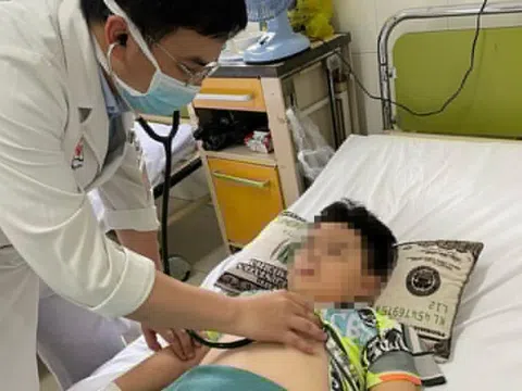 Bé trai sốc nhiễm trùng sau khi ăn cơm sườn