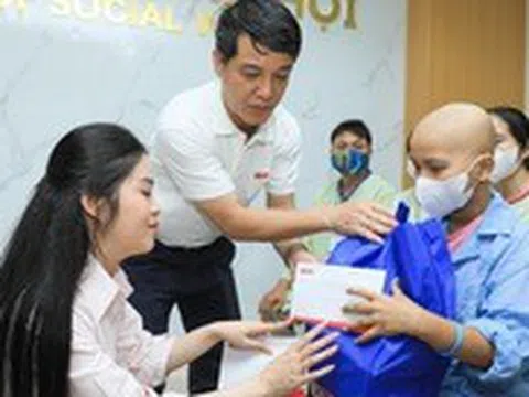 Người mẹ nghẹn lòng nhìn con trai mắc ung thư ‘thay áo trường bằng áo bệnh nhân’