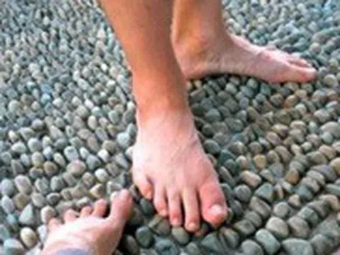 Tác dụng bất ngờ của việc đi chân trần mỗi ngày