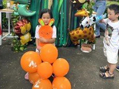 Bệnh nhi được cắt tóc, chụp hình, xem ảo thuật... tại 'Ngày hội tuổi thơ'