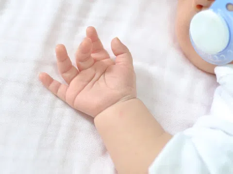 Em bé bị uốn ván sau 5 ngày chào đời