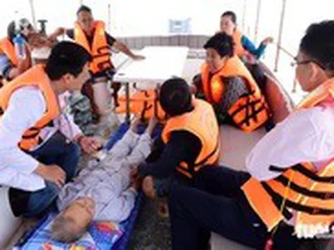 Theo chân một ca cấp cứu từ xã đảo vượt biển vào đất liền