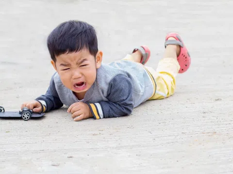 Bé 6 tuổi gặp tình trạng nguy hiểm sau khi ngã dập đầu