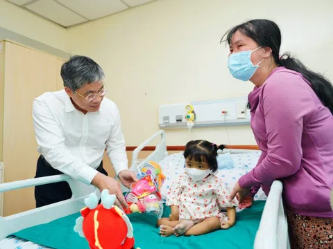 Cô ruột hiến gan cứu cháu gái 22 tháng tuổi