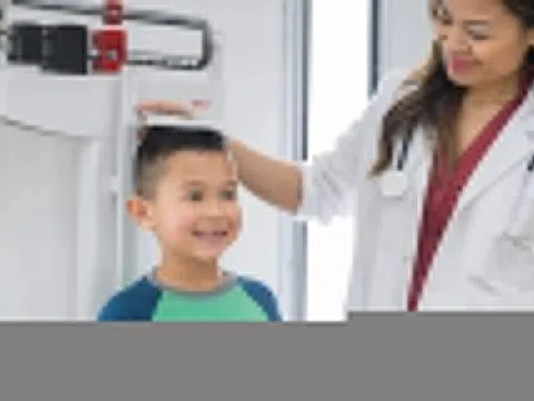 Bố mẹ thấp nhưng con cao lớn nhờ điều này