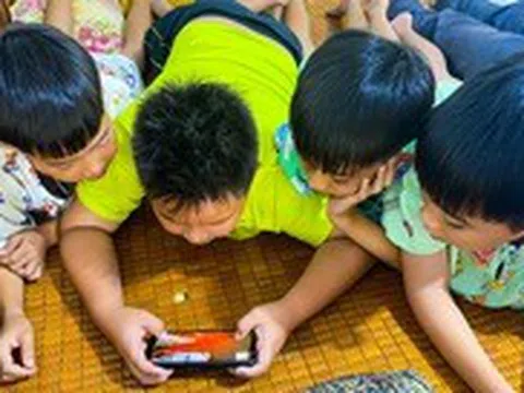 Trẻ nổi giận vì bị cha mẹ 'cắt sóng', mức độ 'nghiện' không nên xem thường