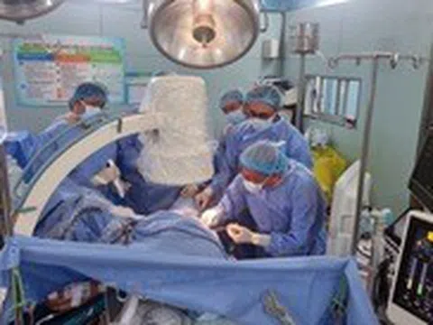 Lấy sỏi thận phức tạp gây đau đớn 20 năm cho người bệnh