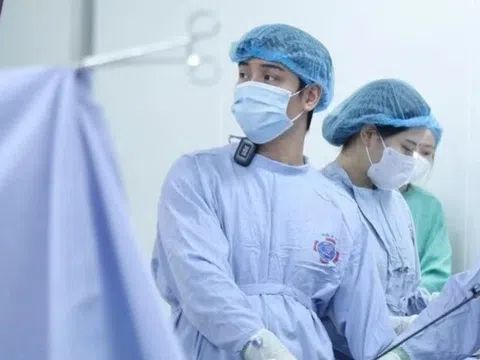 Chuẩn bị nội soi, người đàn ông bất ngờ bật dậy, bắt xe về quê