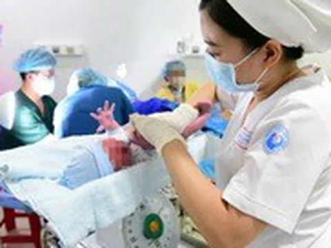 Sinh con 'thuận tự nhiên' tại nhà: Không thương thân, xin hãy thương con