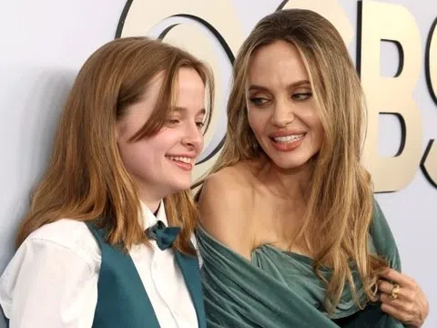 Angelina Jolie và con gái mặc đồng điệu trên thảm xanh