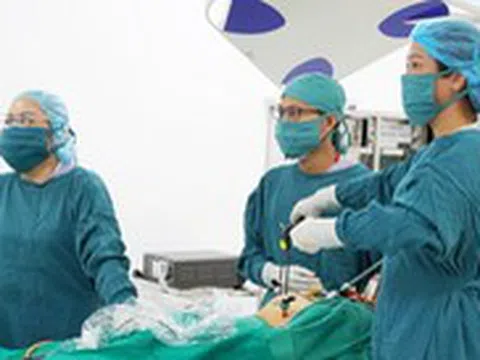 Đau bụng âm ỉ, bé gái 14 tuổi có ba khối u nang buồng trứng