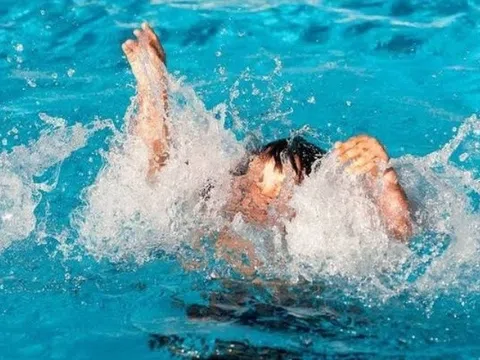 Bác sĩ kể lại giây phút cứu bé gái đuối nước tại bể bơi