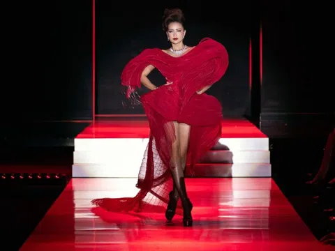 Ngọc Châu, Hương Ly catwalk với đầm cảm hứng làn khói