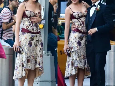 Suri Cruise diện gợi cảm dự vũ hội