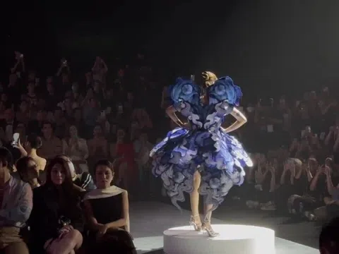 Thanh Hằng catwalk với váy phát sáng