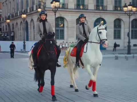 Kendall Jenner, Gigi Hadid cưỡi ngựa trên đường phố Paris