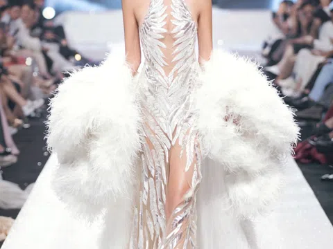 'Búp bê' Pyszková trình diễn đầm sexy